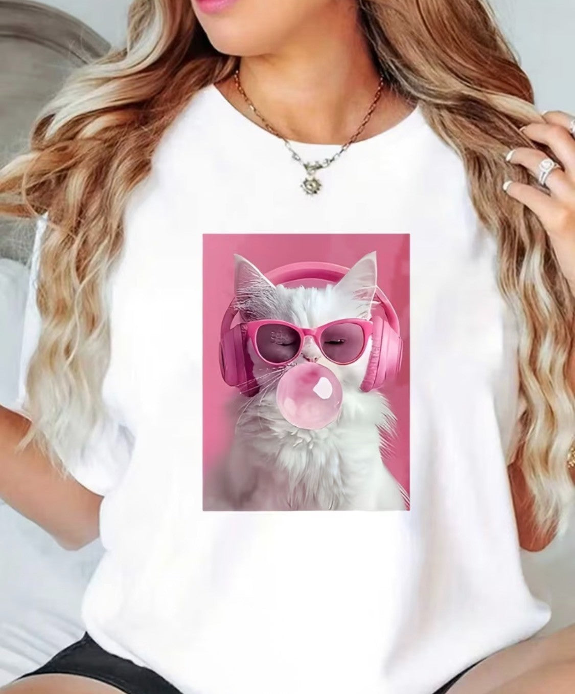 FUN CAT BLOWING A BUBBLE T-SHIRT