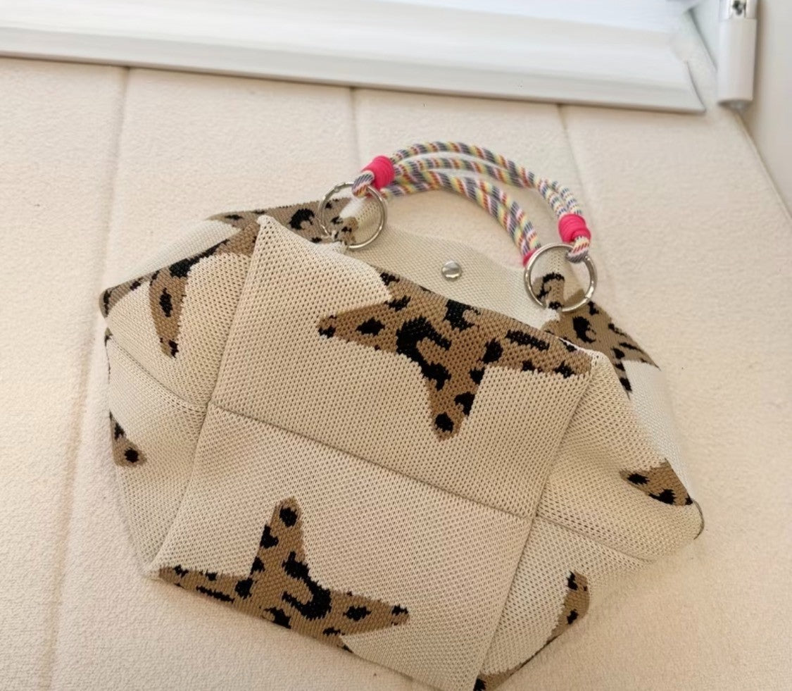 CUTE KNITTED HANDBAG WITH CLOSURE AND DETACHABLE STRAP
