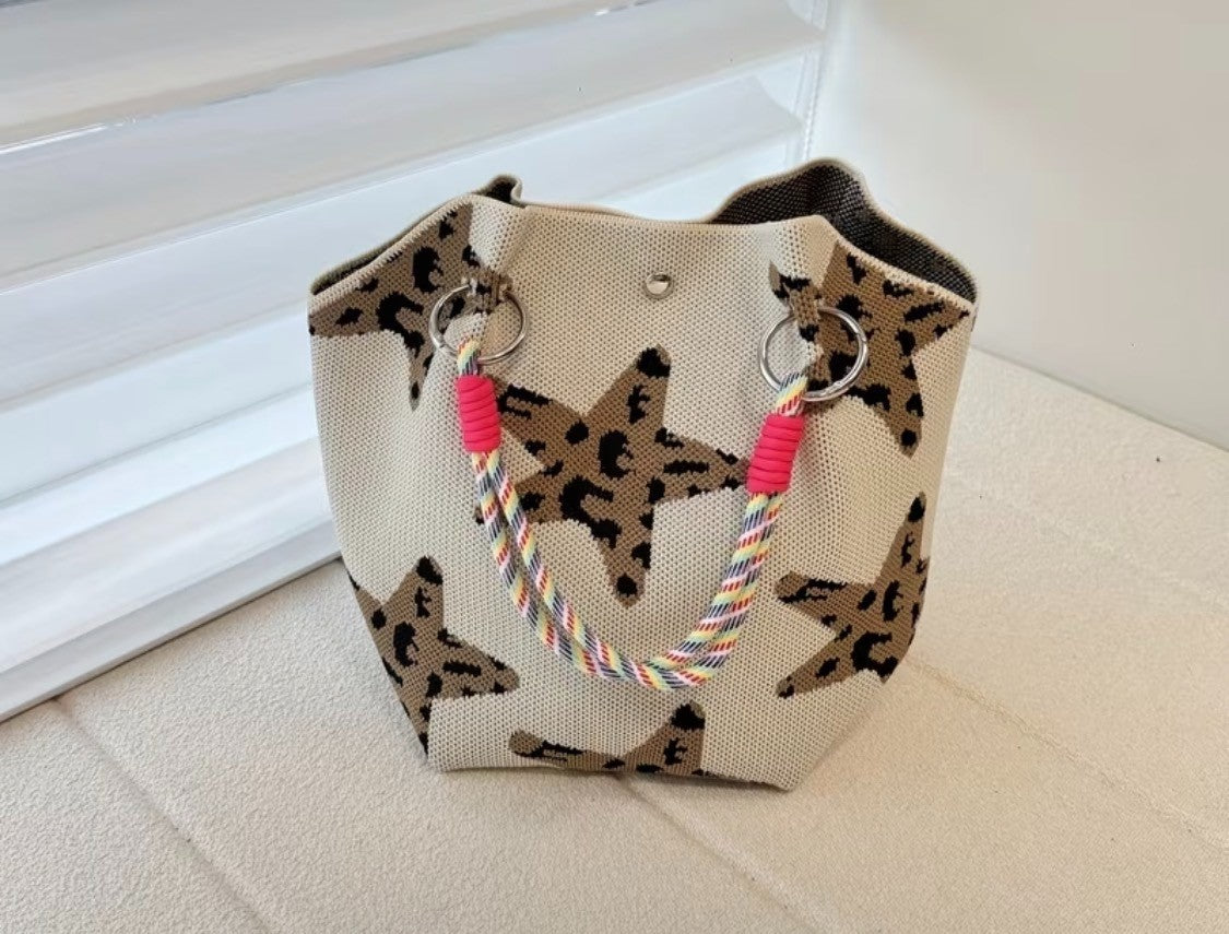 CUTE KNITTED HANDBAG WITH CLOSURE AND DETACHABLE STRAP