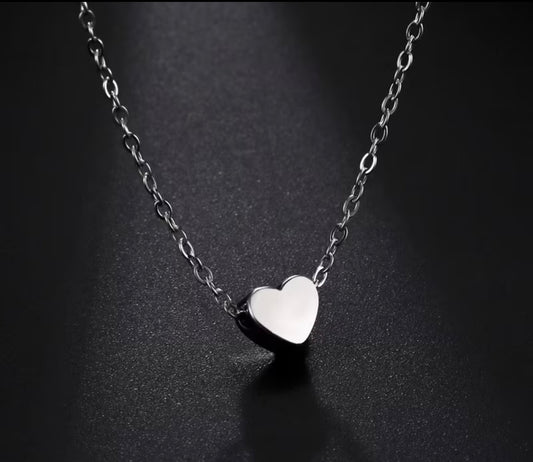 A Simple and Stylish Heart Pendant Women's Necklace