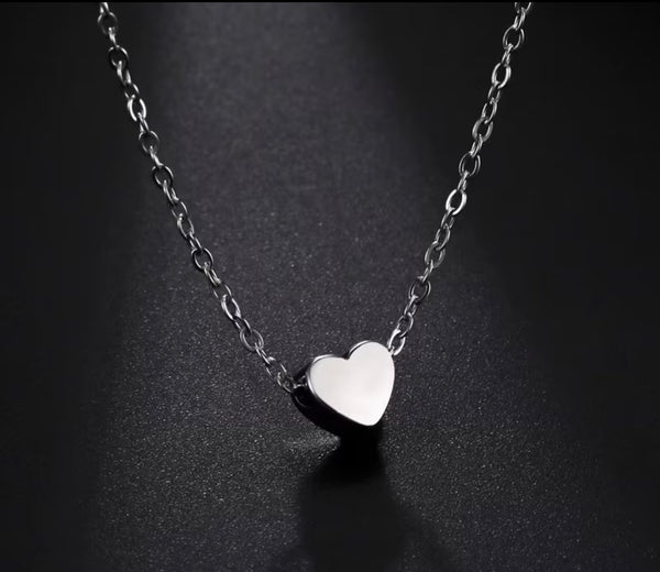A Simple and Stylish Heart Pendant Women's Necklace