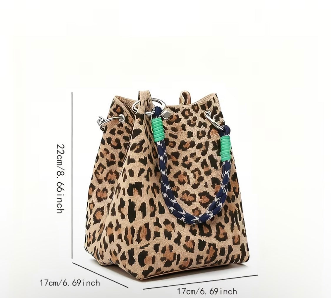 LIGHTWEIGHT BUCKET HANDBAG