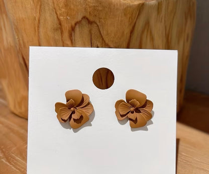 FUN MINIMALIST FLOWER EARRINGS