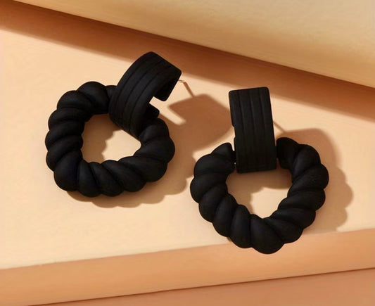 BLACK Sweet, Fresh, And Lovely Heart-Shaped Hollow Circle Earrings