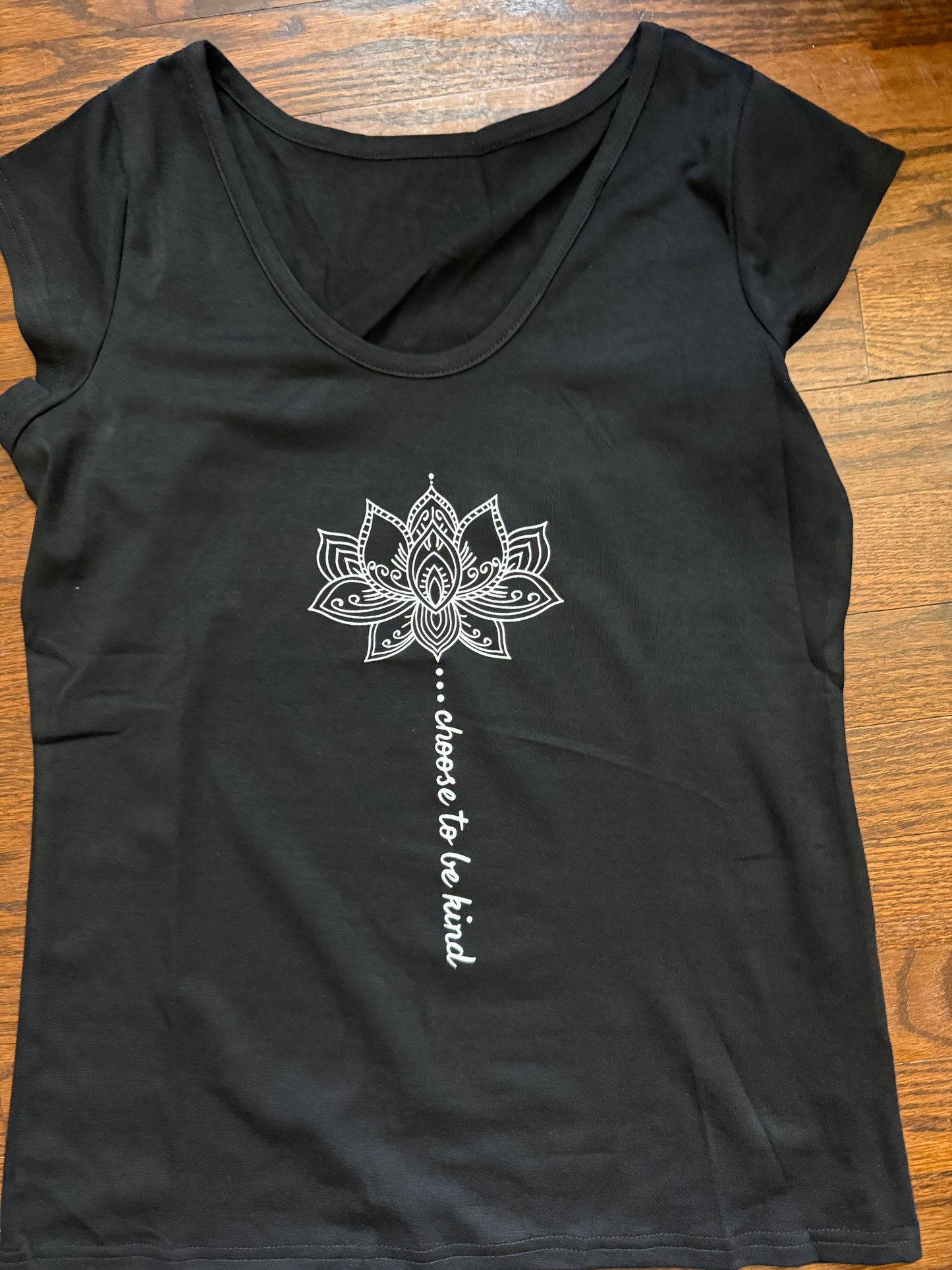 BLACK SLEEVELESS "CHOOSE TO BE KIND" T-SHIRT