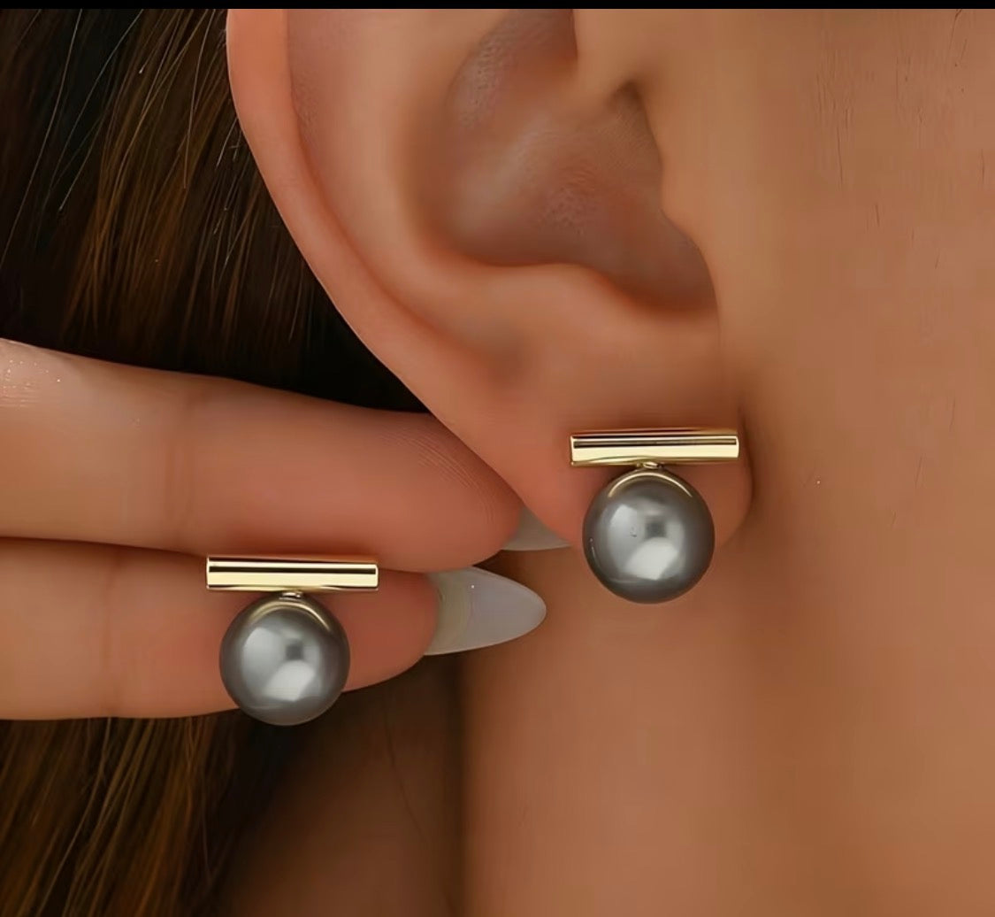 NICHE-DESIGNED GRAY EARRINGS